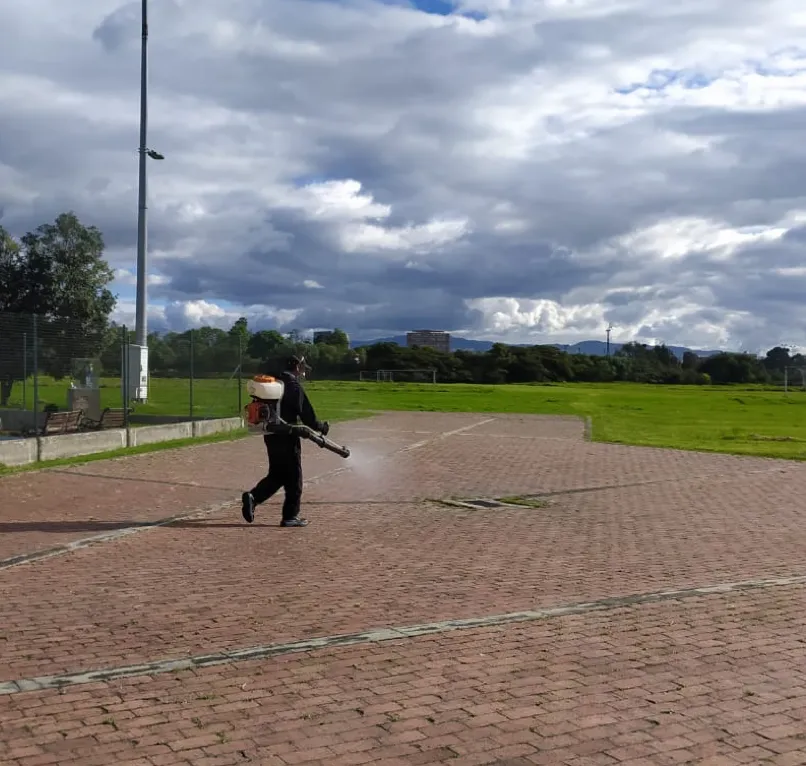 Técnico aplicando fumigación en un hogar