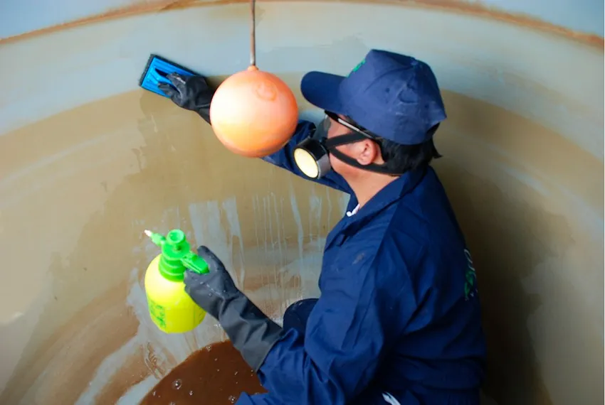 Limpieza de un tanque de agua potable en Bogotá