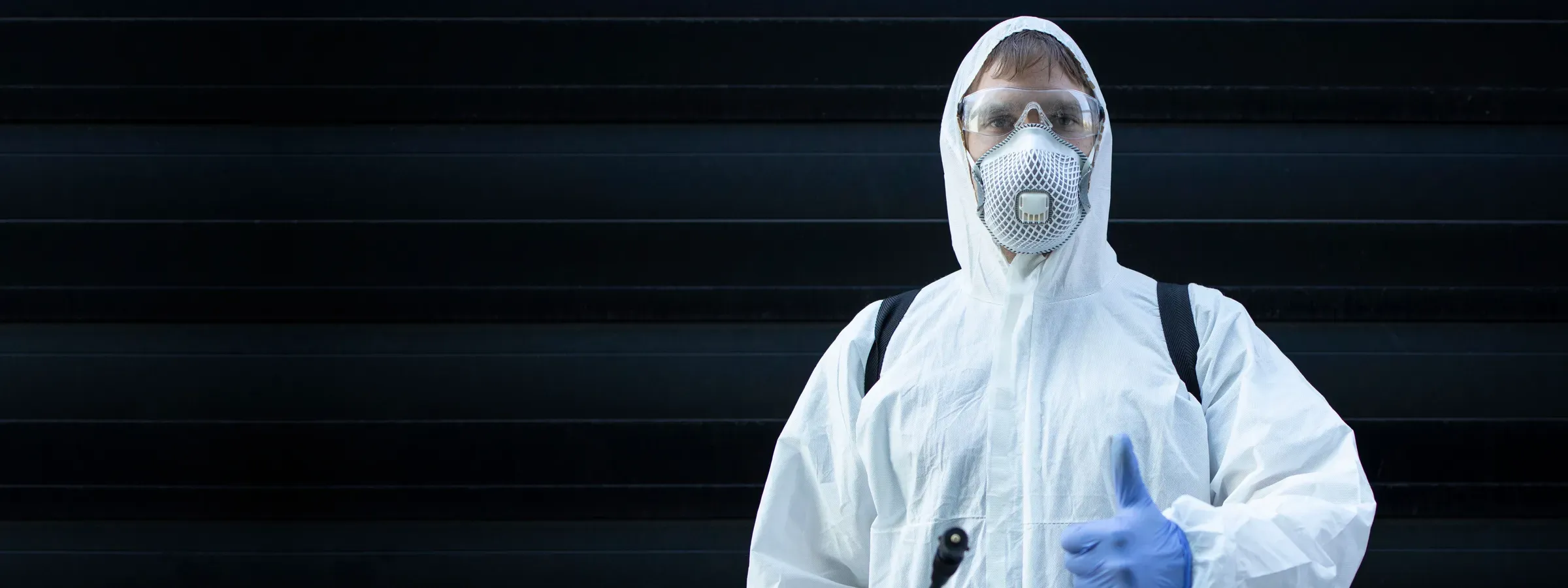 Técnico de Fumigaciones El Triunfo con traje de protección, gafas y respirador